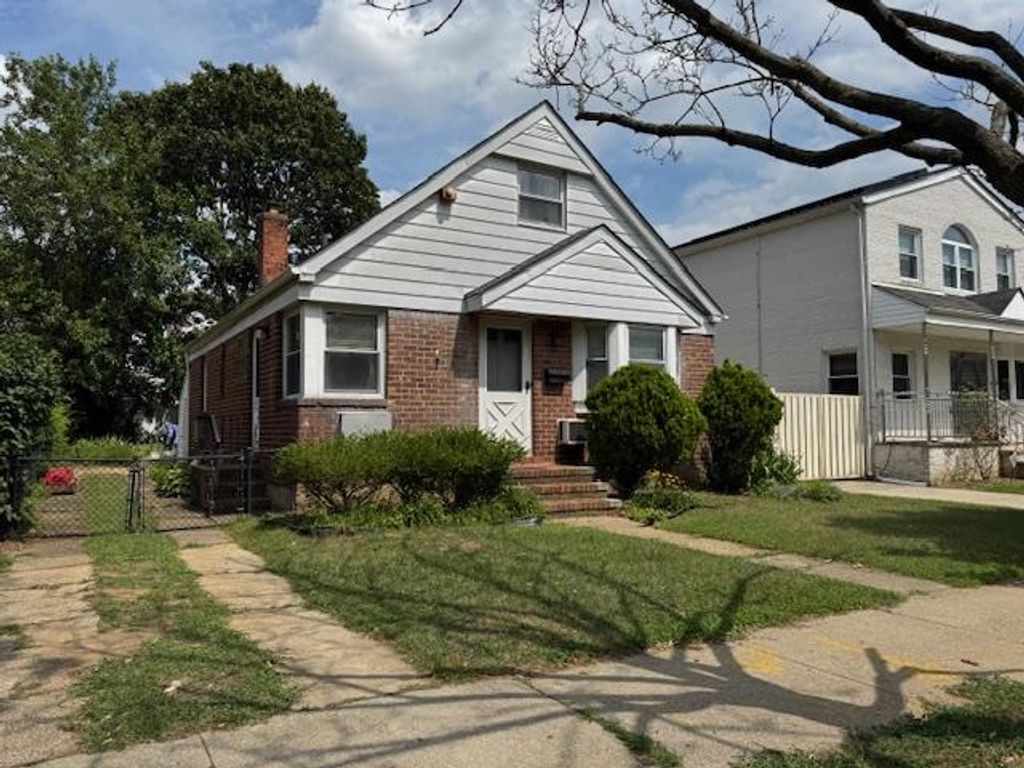 80-27 257th Street, Glen Oaks, NY 11004