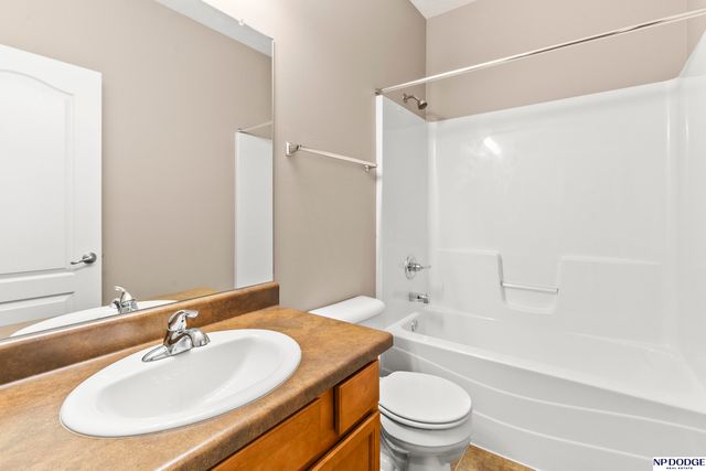 19156 Drexel Circle, Omaha, NE 68135