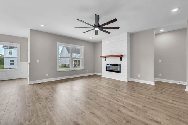 459 Spiderwort Dr, Clarksville, TN 37043