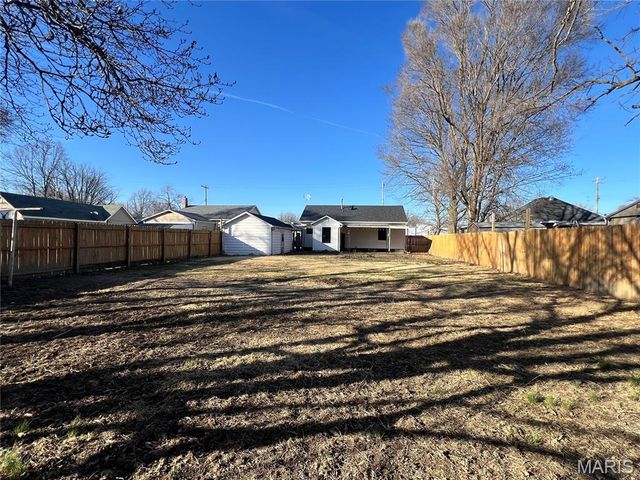 614 E Tyler Avenue, Litchfield, IL 62056