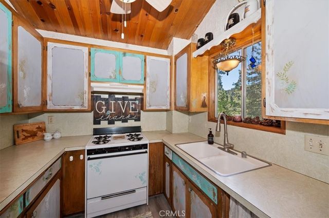 802 Knight Court, Lake Arrowhead, CA 92352