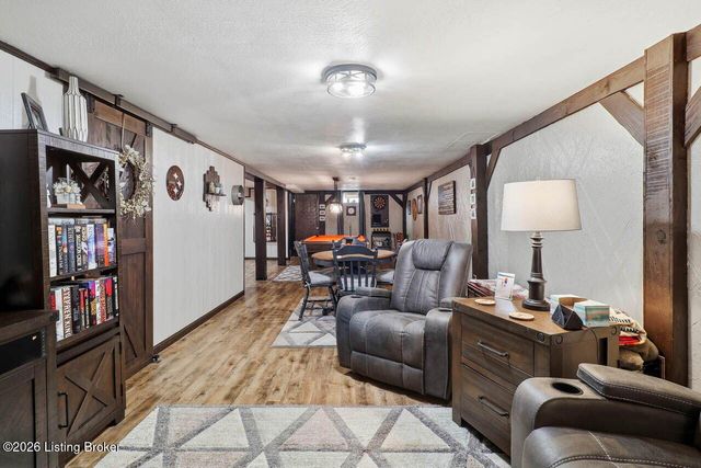 10021 Normie Ln, Louisville, KY 40229