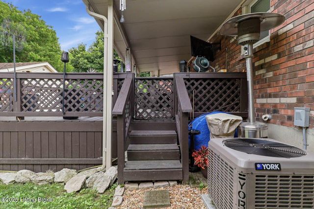 10021 Normie Ln, Louisville, KY 40229