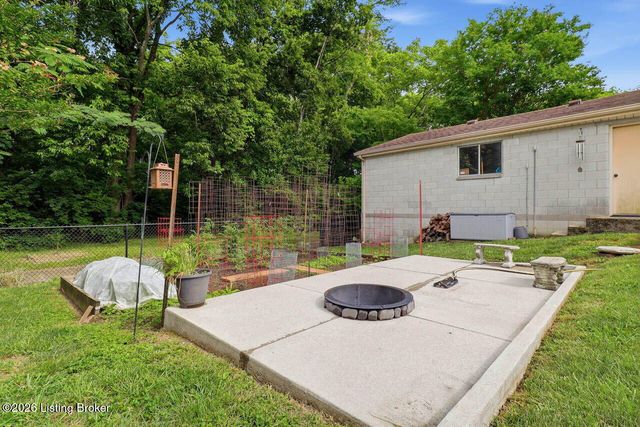 10021 Normie Ln, Louisville, KY 40229