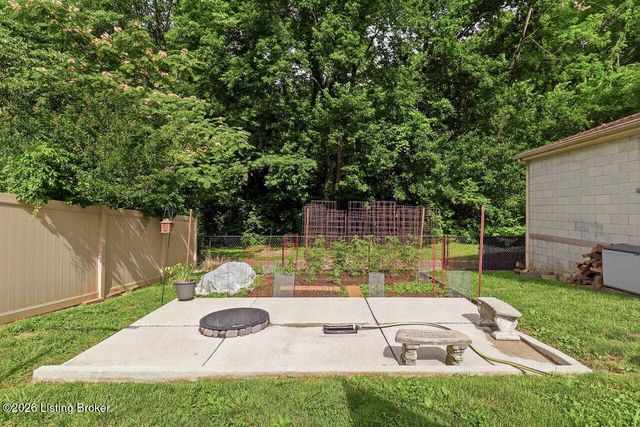 10021 Normie Ln, Louisville, KY 40229