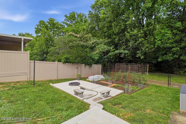 10021 Normie Ln, Louisville, KY 40229