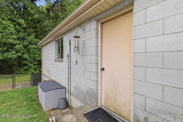 10021 Normie Ln, Louisville, KY 40229