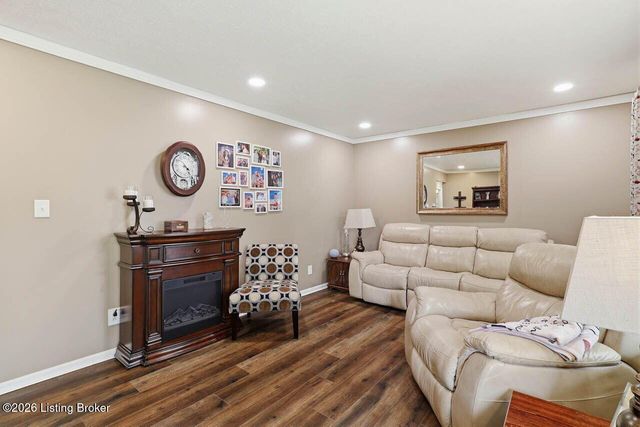 10021 Normie Ln, Louisville, KY 40229