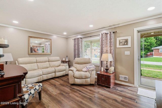 10021 Normie Ln, Louisville, KY 40229