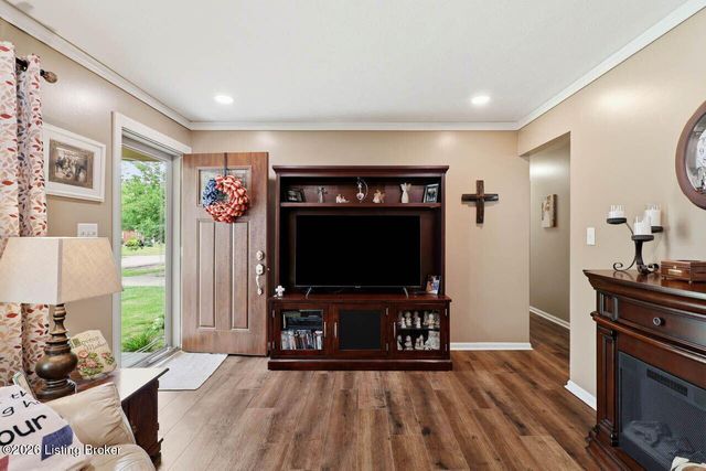 10021 Normie Ln, Louisville, KY 40229