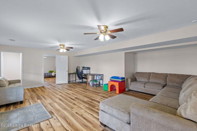176 Mill Trace Ct, Shepherdsville, KY 40165