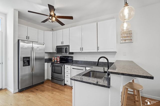 208 Beachwalk Trail, Luna Pier, MI 48157