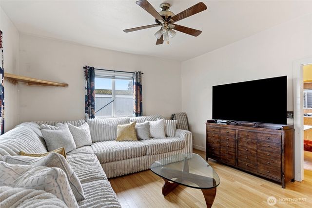 624 E Division Lane, Tacoma, WA 98404