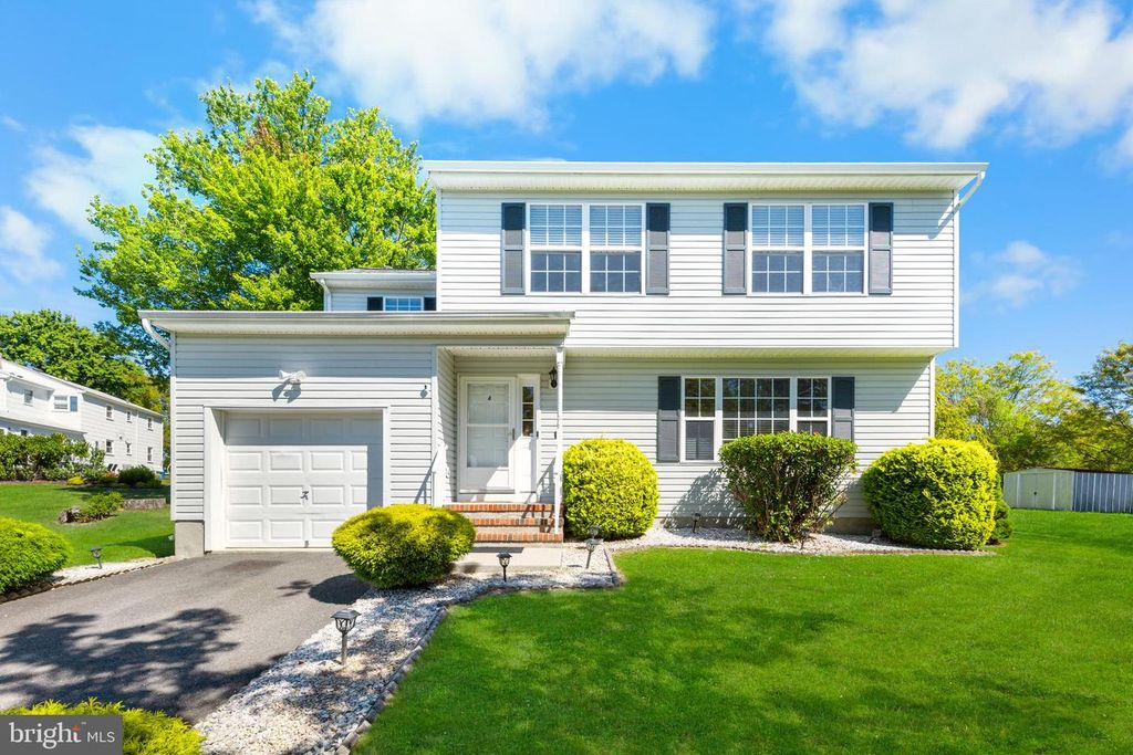 4 BLOSSOM DR, Ewing, NJ 08638