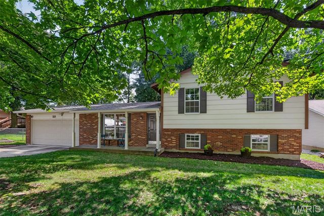 23 Crescent Woods Drive, St Peters, MO 63376