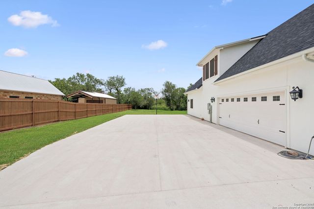 177 E Short Meadow Dr, Lytle, TX 78052