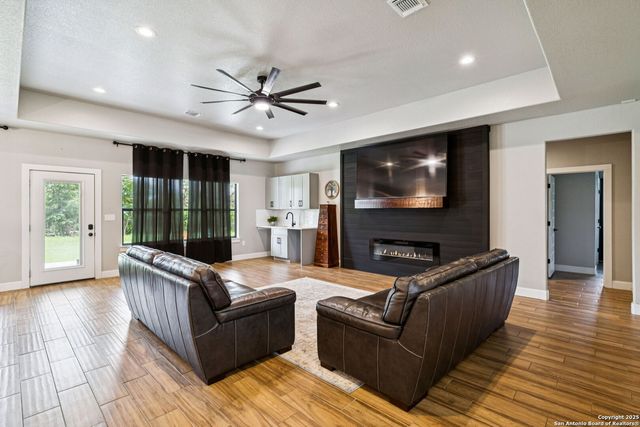 177 E Short Meadow Dr, Lytle, TX 78052