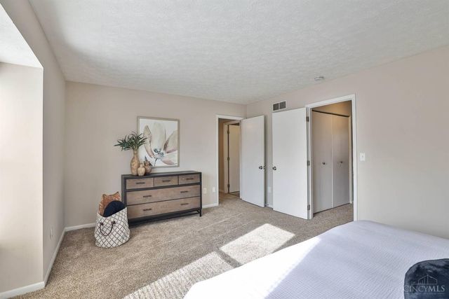 10 Woodside Court, Springdale, OH 45246