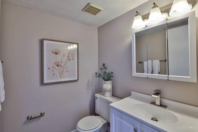 10 Woodside Court, Springdale, OH 45246