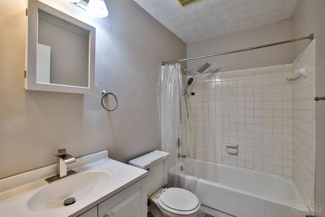 10 Woodside Court, Springdale, OH 45246