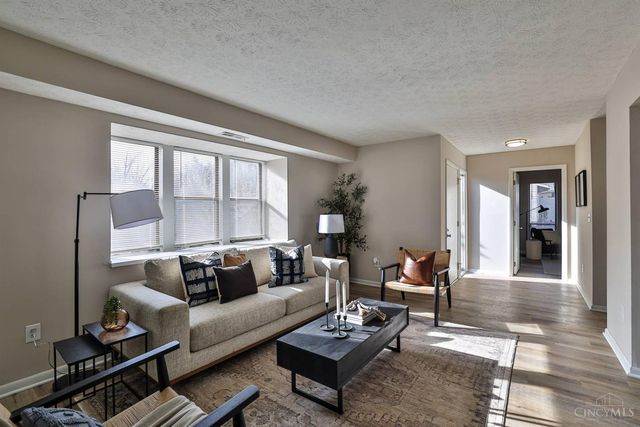 10 Woodside Court, Springdale, OH 45246