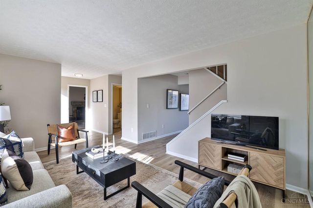 10 Woodside Court, Springdale, OH 45246