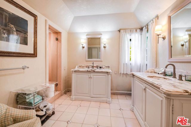 555 Wilcox Avenue, Los Angeles, CA 90004
