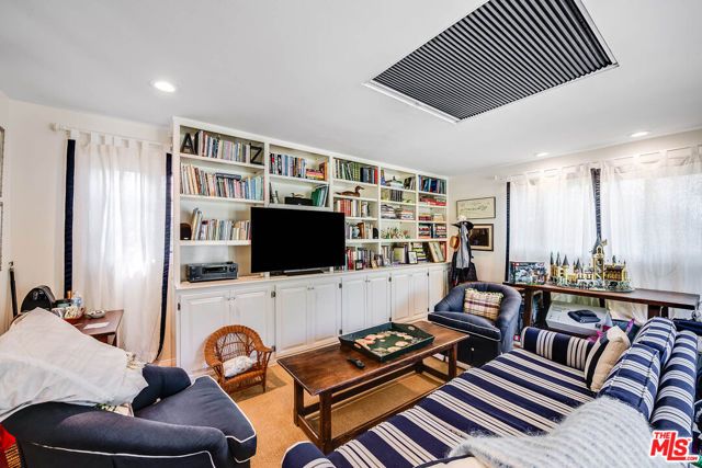 555 Wilcox Avenue, Los Angeles, CA 90004