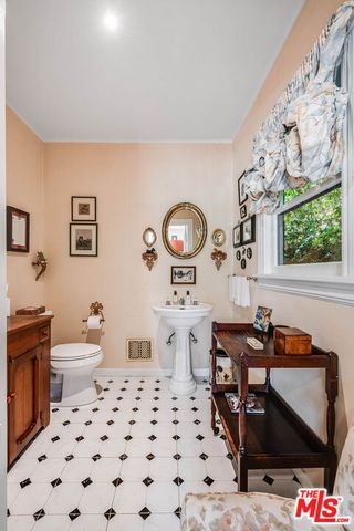 555 Wilcox Avenue, Los Angeles, CA 90004