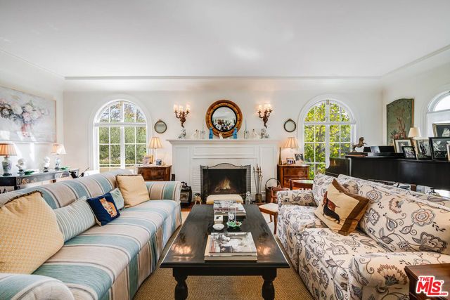 555 Wilcox Avenue, Los Angeles, CA 90004