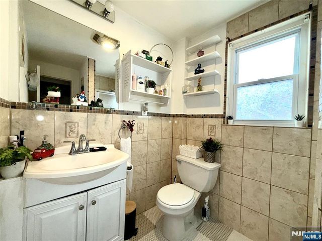 92 Maple Avenue, Wallington, NJ 07057