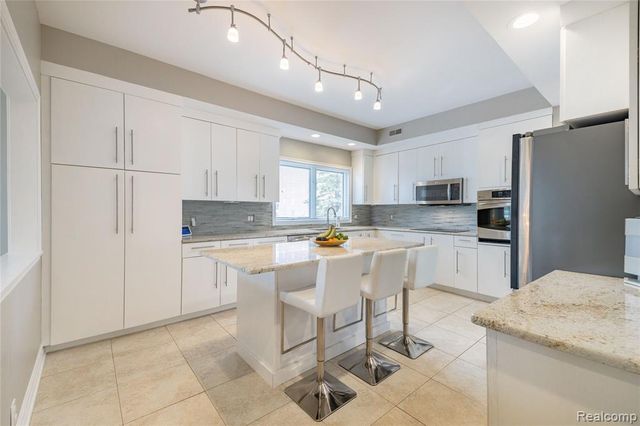 24 Kreger Drive, Wyandotte, MI 48192