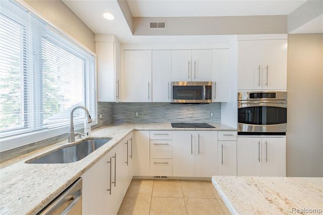 24 Kreger Drive, Wyandotte, MI 48192