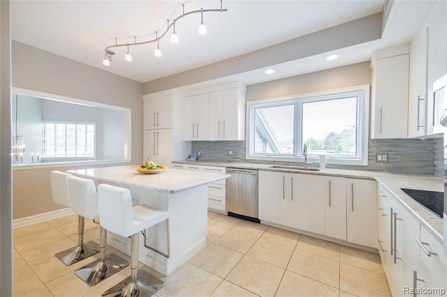 24 Kreger Drive, Wyandotte, MI 48192