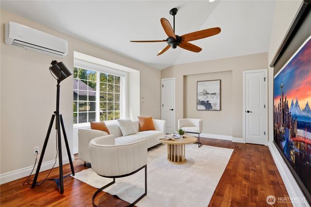 12832 NE 70th Place, Kirkland, WA 98033