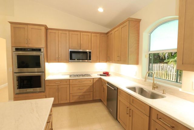 2879 SE Peru Street, Port Saint Lucie, FL 34984