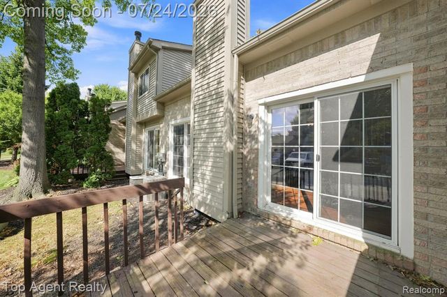 43835 Coachmaker Drive, Sterling Heights, MI 48313