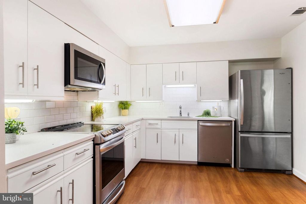 Image 12 of property listing at 3 SOUTHERLY CT #505, Towson, MD 21286
