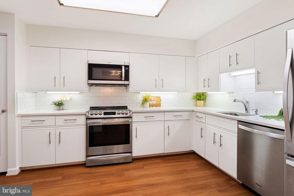 Image 4 of property listing at 3 SOUTHERLY CT #505, Towson, MD 21286