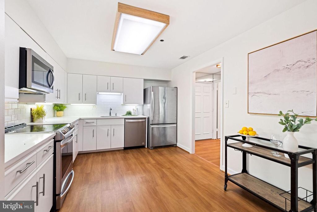 Image 5 of property listing at 3 SOUTHERLY CT #505, Towson, MD 21286