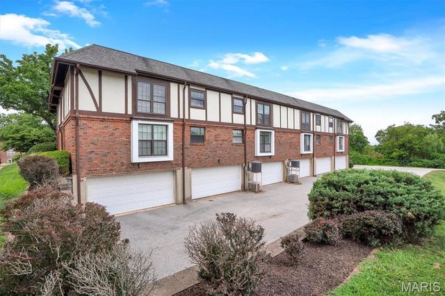 917 Claytonbrook Drive 1, Ballwin, MO 63011