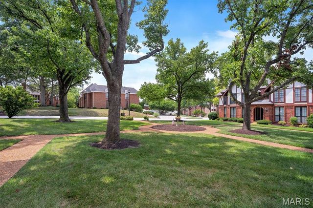 917 Claytonbrook Drive 1, Ballwin, MO 63011