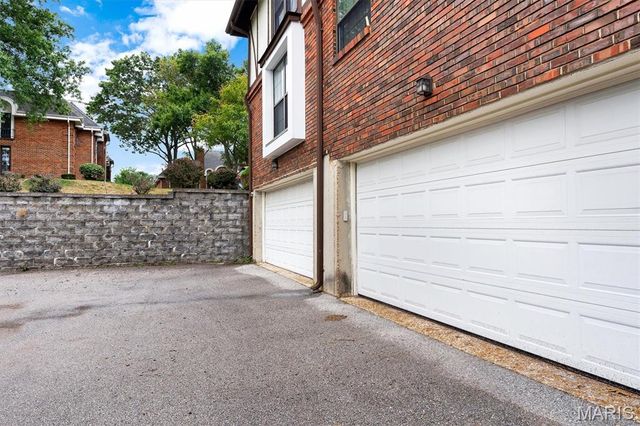 917 Claytonbrook Drive 1, Ballwin, MO 63011
