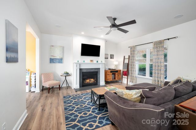 21 Moss Pink Place, Asheville, NC 28806