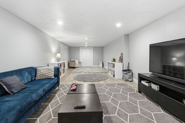 38 White Oak Trl, Barnstable, MA 02632