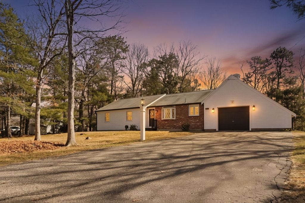 38 White Oak Trl, Barnstable, MA 02632