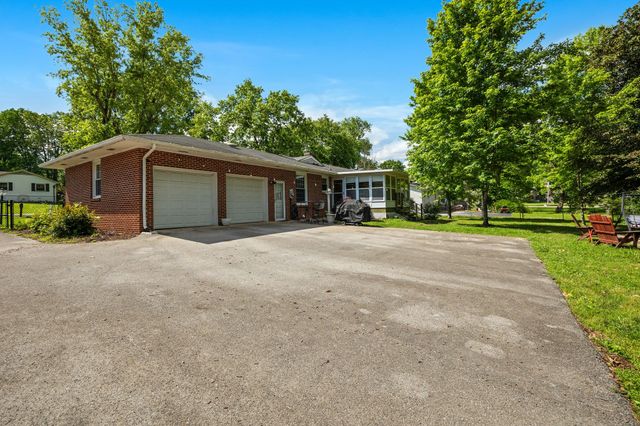 1403 Manor Rd, Columbia, TN 38401