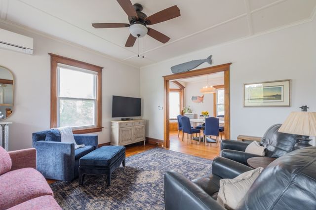 36 Mayflower St, Plymouth, MA 02360