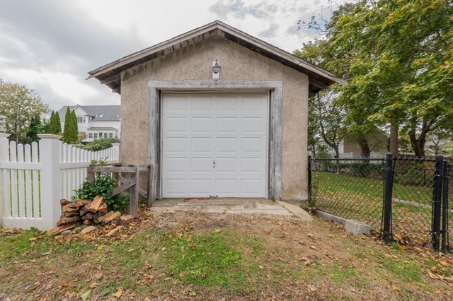 36 Mayflower St, Plymouth, MA 02360