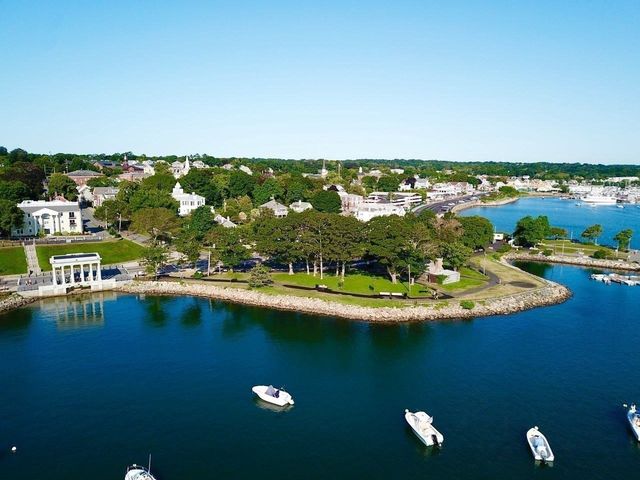 36 Mayflower St, Plymouth, MA 02360